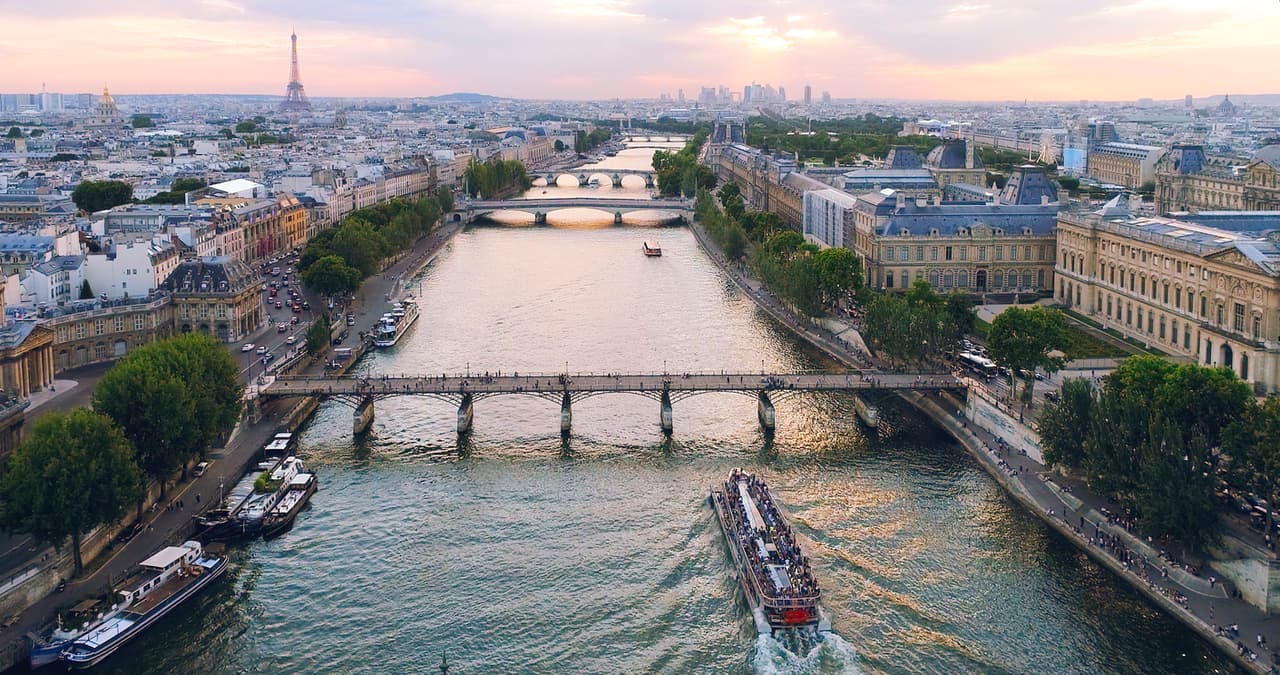 <b>9. París, Francia: </b>No es novedad que la capital francesa aparezca en una lista de las 10 ciudades más caras del mundo. De hecho, en este ránking aparece por debajo con respecto a otros en los que ha llegado incluso a encabezar la lista. El número de habitantes de la capital francesa ha disminuido poco a poco en los últimos años y actualmente se estima que su población es de 2.14 millones de habitantes. Pero la ciudad recibe y aloja cada año a millones de turistas. En 2022, por ejemplo, se estima que la visiten 33 millones, un número todavía por debajo del de 2019, antes de la pandemia del covid.