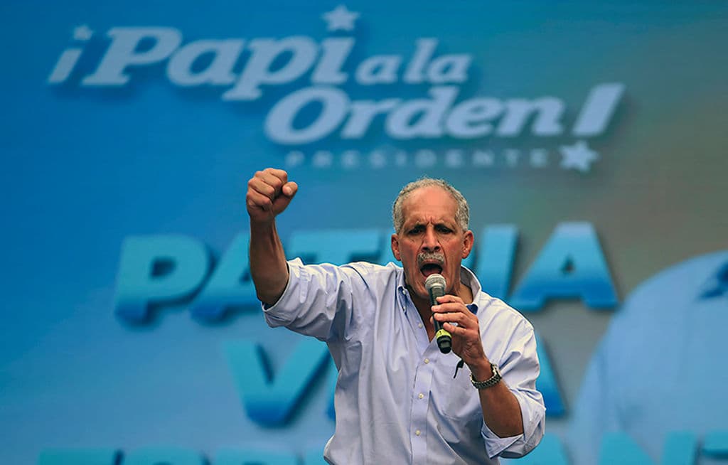 El actual alcalde de Tegucigalpa y candidato presidencial por el gobernante Partido Nacional, Nasry Asfura, más conocido como 'Papi a la Orden', se dirige a sus simpatizantes durante un acto de campaña frente a la Casa Presidencial, en Tegucigalpa, el 7 de noviembre de 2021.