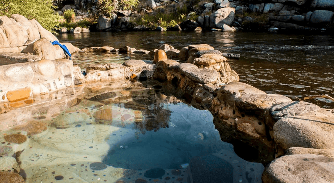 <b><a href="https://goo.gl/maps/1wLrdSKUn89orgup8" target="_blank">Remington Hot Springs</a> </b>es otro lugar donde puedes disfrutar de las bondades de las aguas geotérmicas, al sur de la 
<b>Sierra Nevada, en el condado de Kern, cerca del Lago Isabella.</b> Están abiertas todo el año y su temperatura promedio es de 103ºF. 
<br>Son cuatro grandes bañeras, a las cuales se accede caminando un cuarto de milla desde el estacionamiento. 
<b>No tiene costo de ingreso.</b>