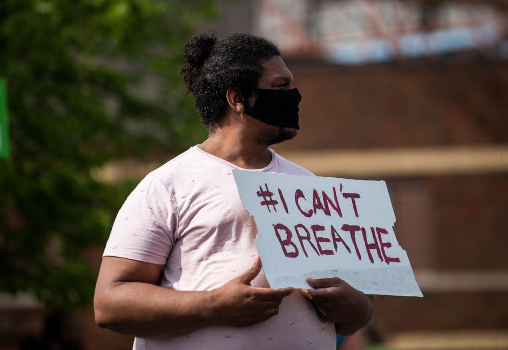 Un hombre sostiene un cartel que dice "No puedo respirar" durante una protesta en respuesta al asesinato de George Floyd en un arresto, en Minneapolis, Minnesota.