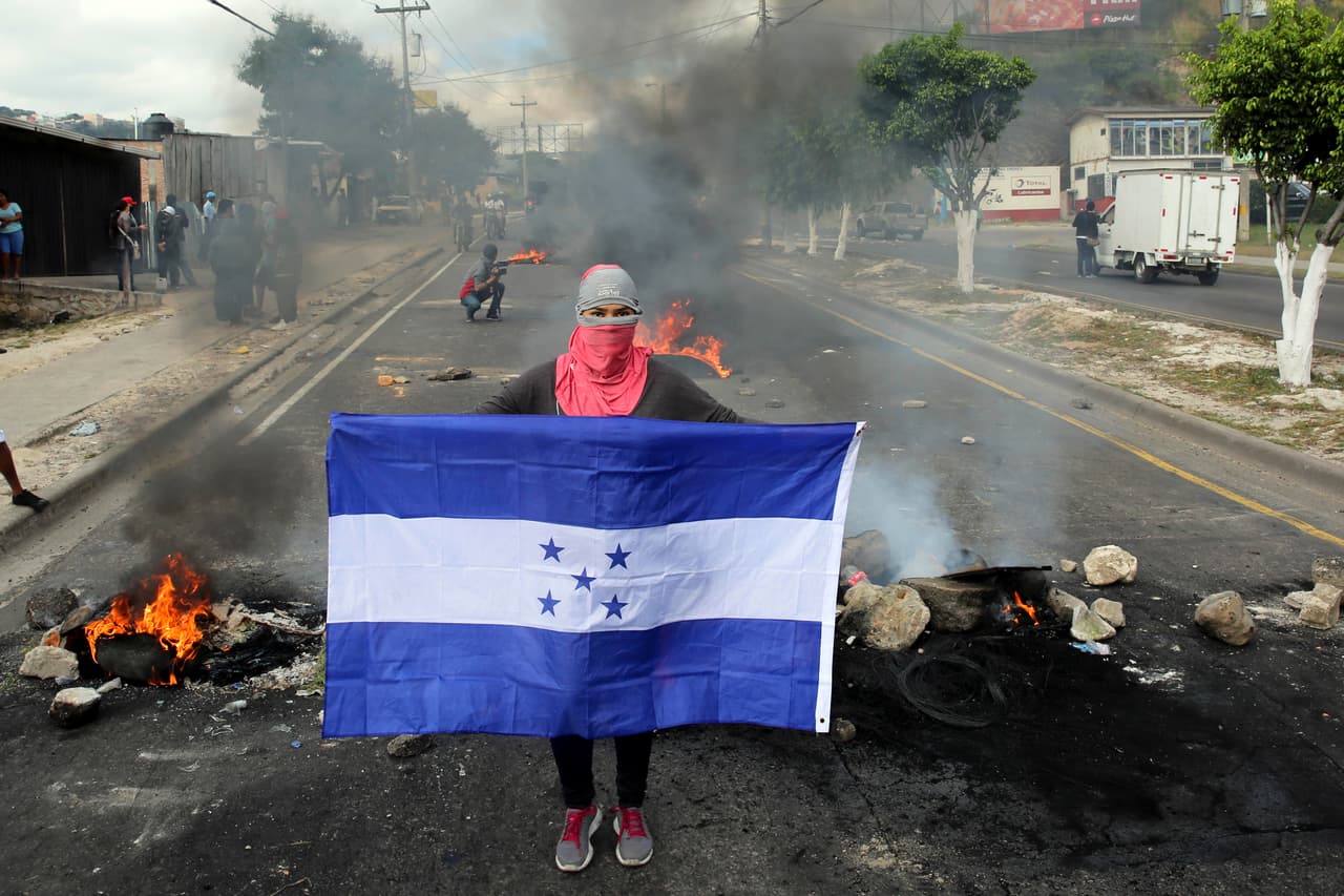 Las manifestaciones son promovidas por el partido Alianza de Oposición, cuyo candidato presidencial es Salvador Nasralla. Las pérdidas económicas rondan los 1,500 millones de lempiras (unos 63 millones de dólares), según un informe de la Cámara Hondureña de Aseguradoras.