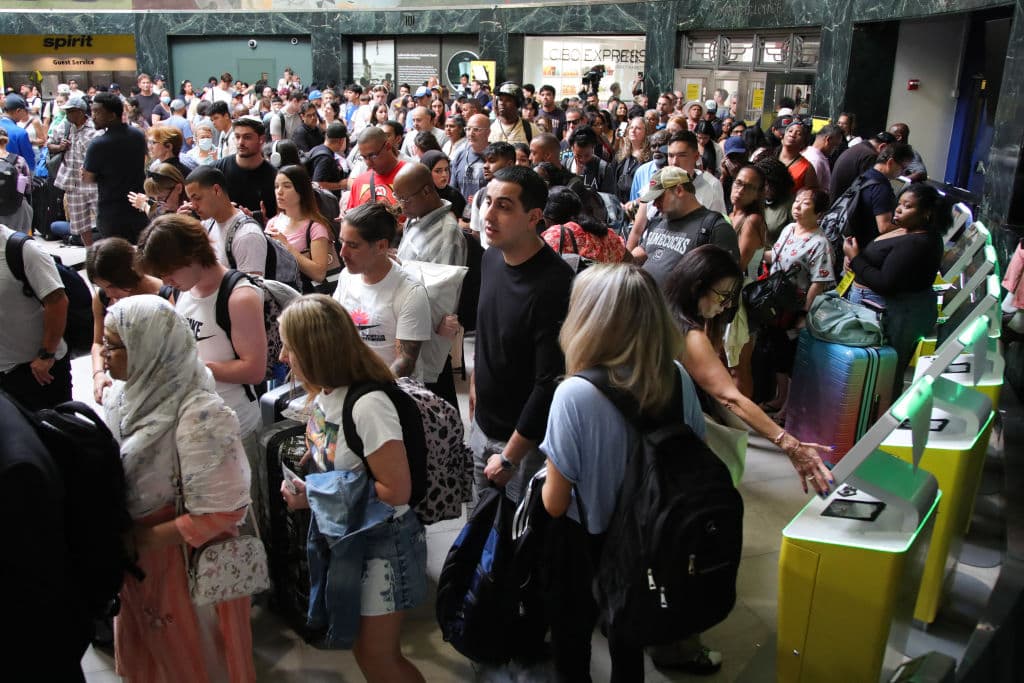Donde más se sintió el impacto fue en los aeropuertos, donde la situación comenzó a mejorar a partir de las 6:30 de la mañana, cuando los sistemas comenzaron a ser reestablecidos.