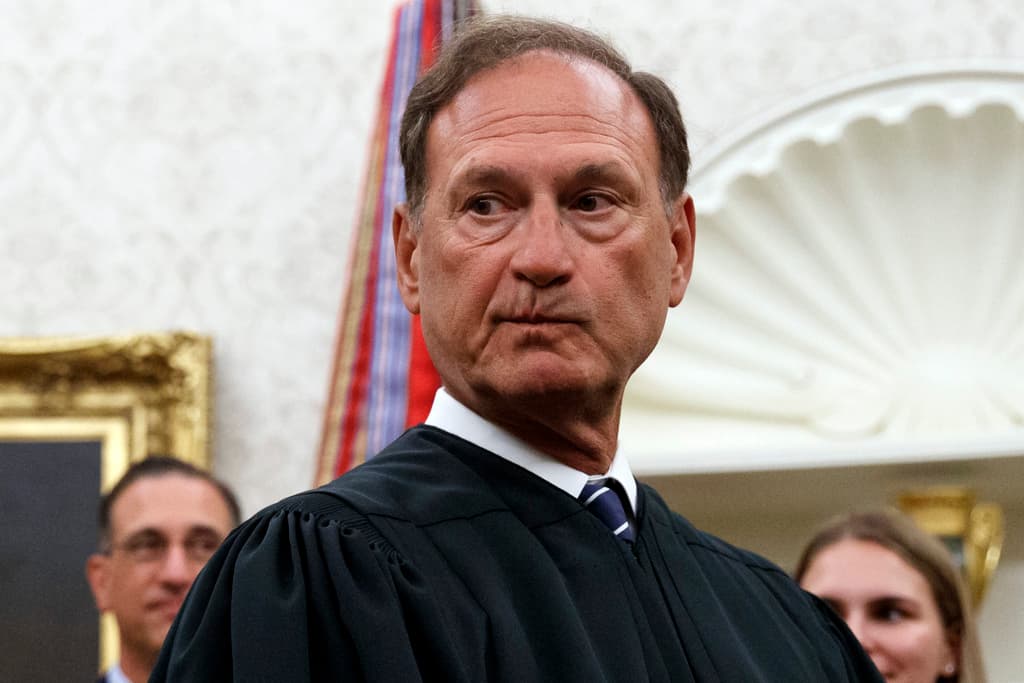 ¿Violó el juez de la Corte Suprema Samuel Alito el código de ética con sus 'banderas trumpistas'?  