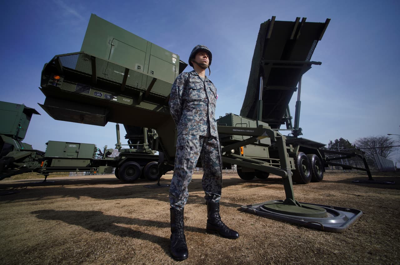 <b>Puesto 6. Japón. </b>Su población es de 126,168,156 habitantes y tiene un total de 303,157 militares, entre activos y reservistas. Cuenta con 1,572 aeronaves, 1,004 tanques, 113buques (4 portaaviones, 37 destructores y 18 submarinos, entre otros). Tiene un 
<i>Powerindex</i> de 0.1707 puntos.