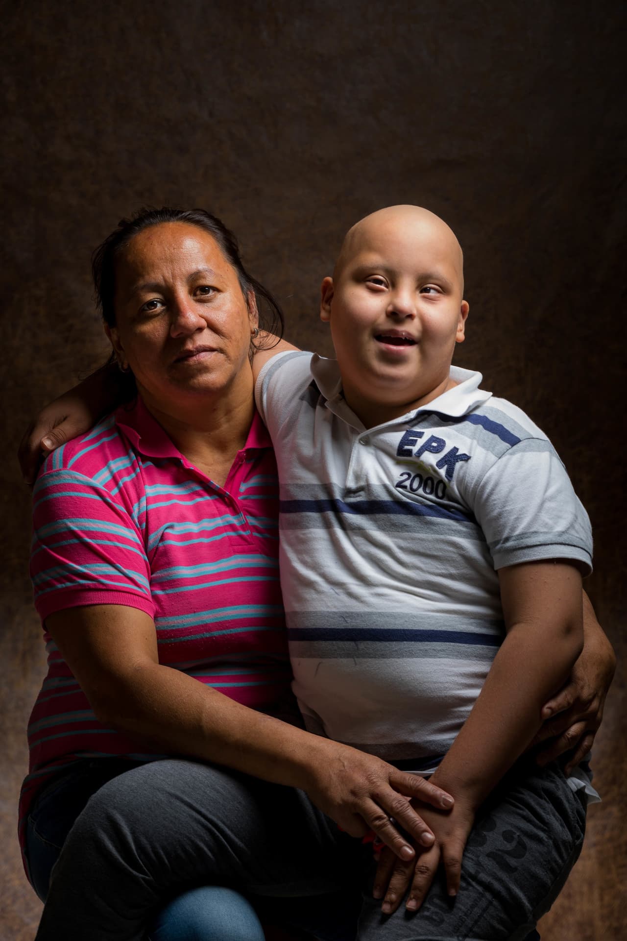 "Entre madres uno se ayuda, a veces yo me paro ahí en el hospital a preguntar quién tiene un medicamento, y si alguien lo tiene me lo da y yo después se lo repongo, y así", cuenta Jacqueline Sulbarán, en la foto con su pequeño de 10 años que sufre leucemia. El niño debe recibir quimioterapia durante dos años para evitar que la enfermedad regrese, y su madre pelea contra las dificultades. En el hospital "no hay nada" y los tratamientos están paralizados porque se dañó el aire acondicionado de la sala. Maduro culpa a Estados Unidos de la paralización de este programa, pues asegura que el gobierno de Donald Trump le impuso un "bloqueo económico" que le impide pagar a la Asociación para el Trasplante de Médula Ósea (ATMO) de Italia.