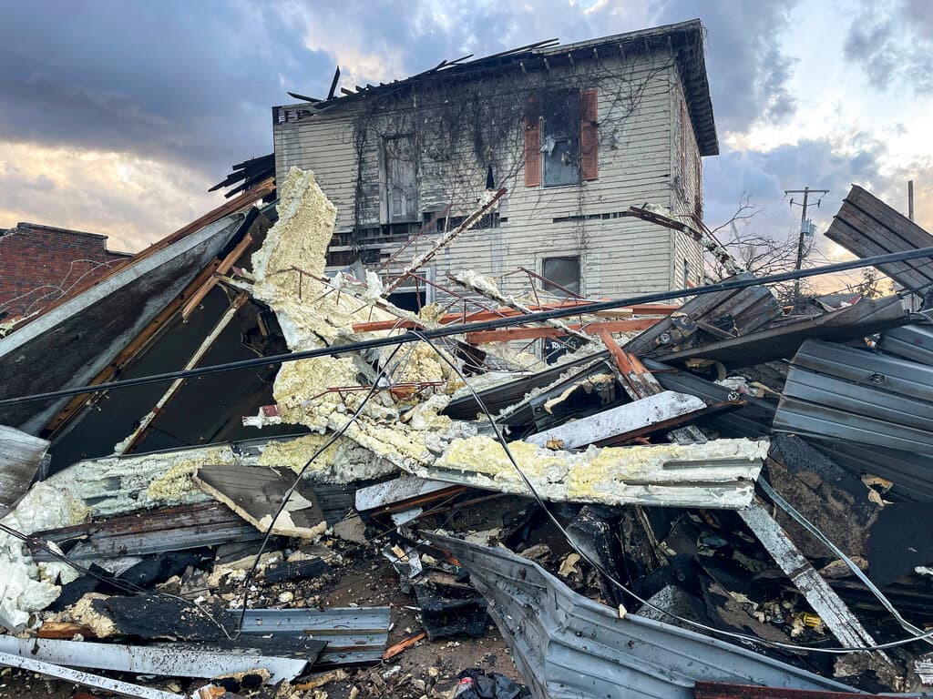 En Selma, un tornado atravesó el centro de la ciudad, donde edificios de ladrillo se derrumbaron y hubo robles arrancados de raíz. Autos quedaron volcados y el tendido eléctrico colgando.