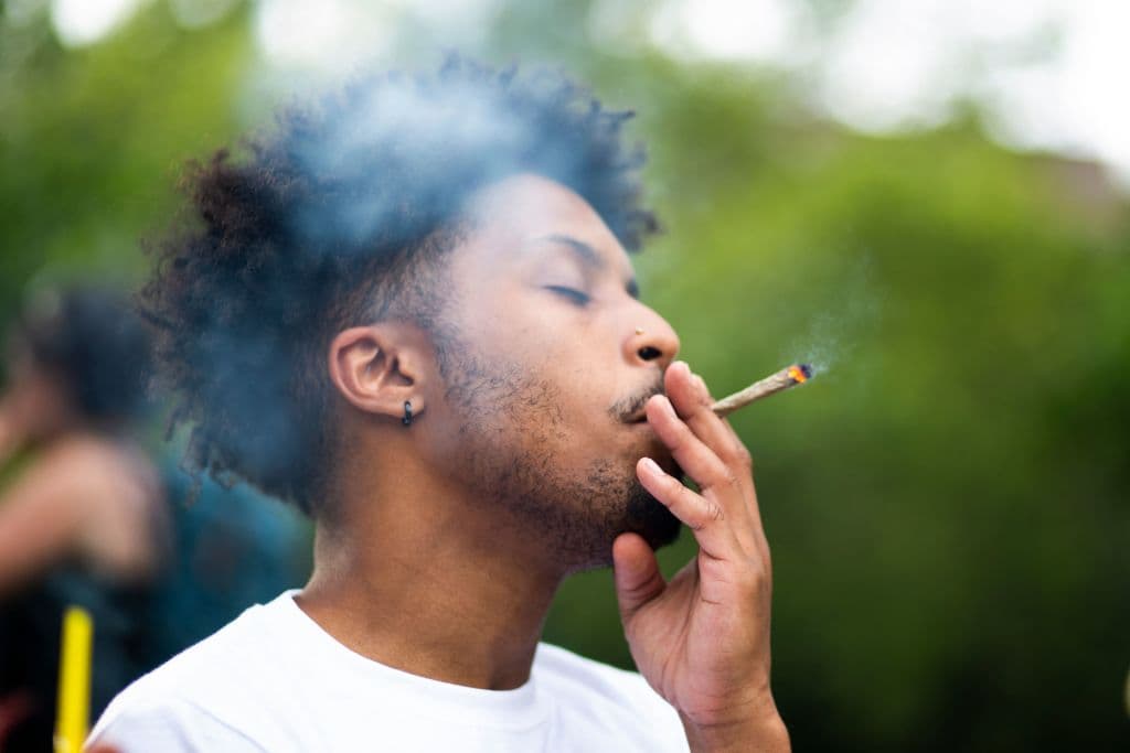 Además del hecho de que no queremos que los niños se expongan a los peligros del humo de marihuana de segunda mano inhalado”, dice, 
<b>“existe la preocupación adicional por los efectos a largo plazo en el cerebro”. </b>