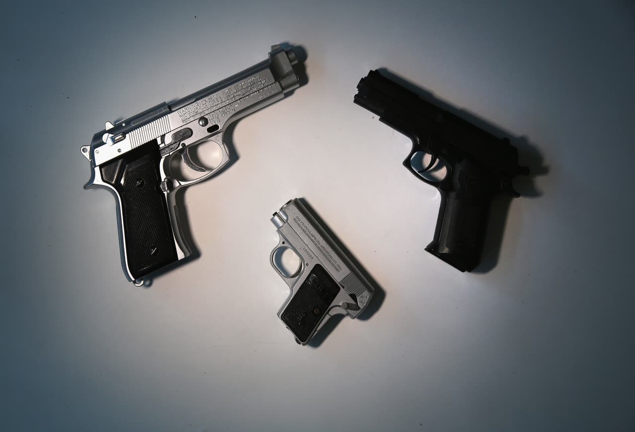 Al menos 3,863 de las armas que se encontraron estaban cargadas.