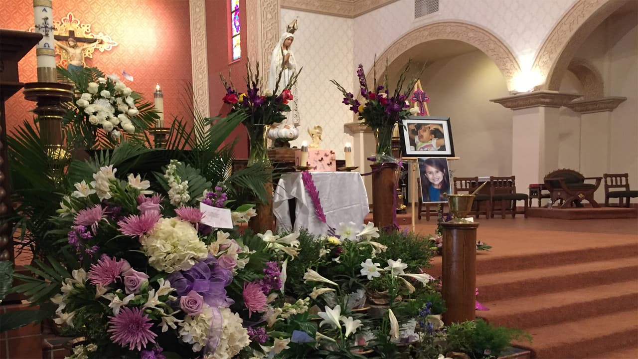 El altar de la Catedral estaba adornado con flores, fotos y dedicatorias para Isabel.