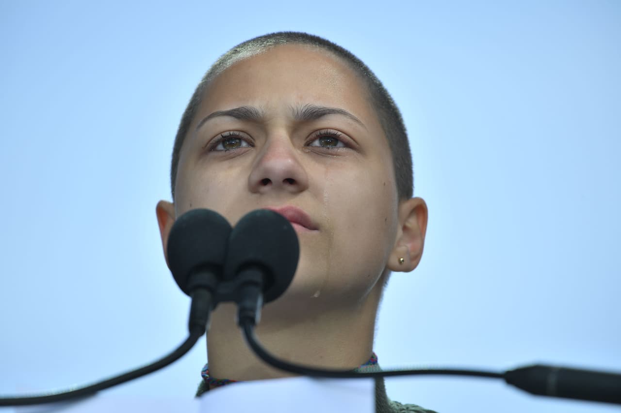 Emma González, sobreviviente del tiroteo de Florida y una de las activistas más reconocidas por sus apariciones en los medios, se dirigió a la multitud y guardó silencio por seis minutos. Recordó que ese fue el tiempo que Nikolas Cruz se mantuvo disparando en la secundaria de Parkland.