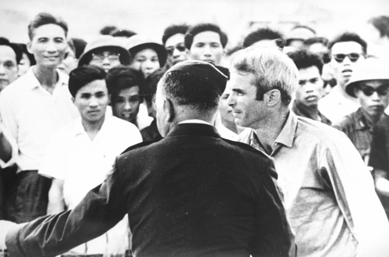 En esta otra imagen del momento de su liberación, se observa al general de Brigada Russell G. OGan indicándole el camino a McCain al avión que lo sacaría de Hanoi, Vietnam, el 14 de marzo de 1973.