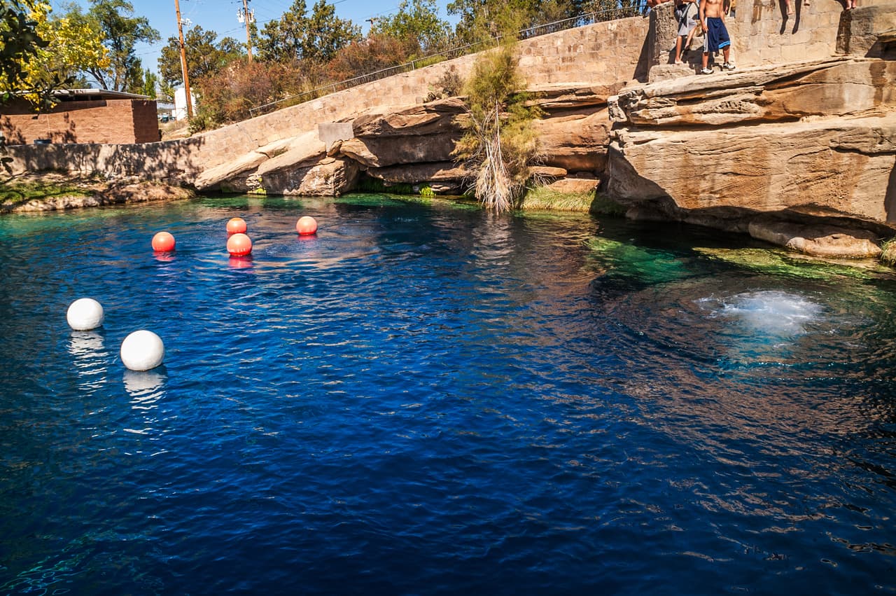 <b>Nuevo México.</b>
<br>
<br>El Blue Hole (Hoyo Azul) está ubicado en Santa Rosa, Nuevo México, en el camino de la mítica Ruta 66, 
<b>a unas 115 millas de Albuquerque. </b>En los años 60 se transformó en un área recreativa y más recientemente, se expandió para convertirse en el centro de buceo. 
<b>Tiene una profundidad de 80 pies con agua impresionantemente cristalina.</b>
<br>
<br>La visibilidad es asombrosa debido al hecho de que el agua se renueva por completo cada seis horas, indica el sitio web de información. Además, el Blue Hole tiene una temperatura de 62 grados F constantes, ideal para refrescarse. 
<br> 
<br>
<br>
<br>