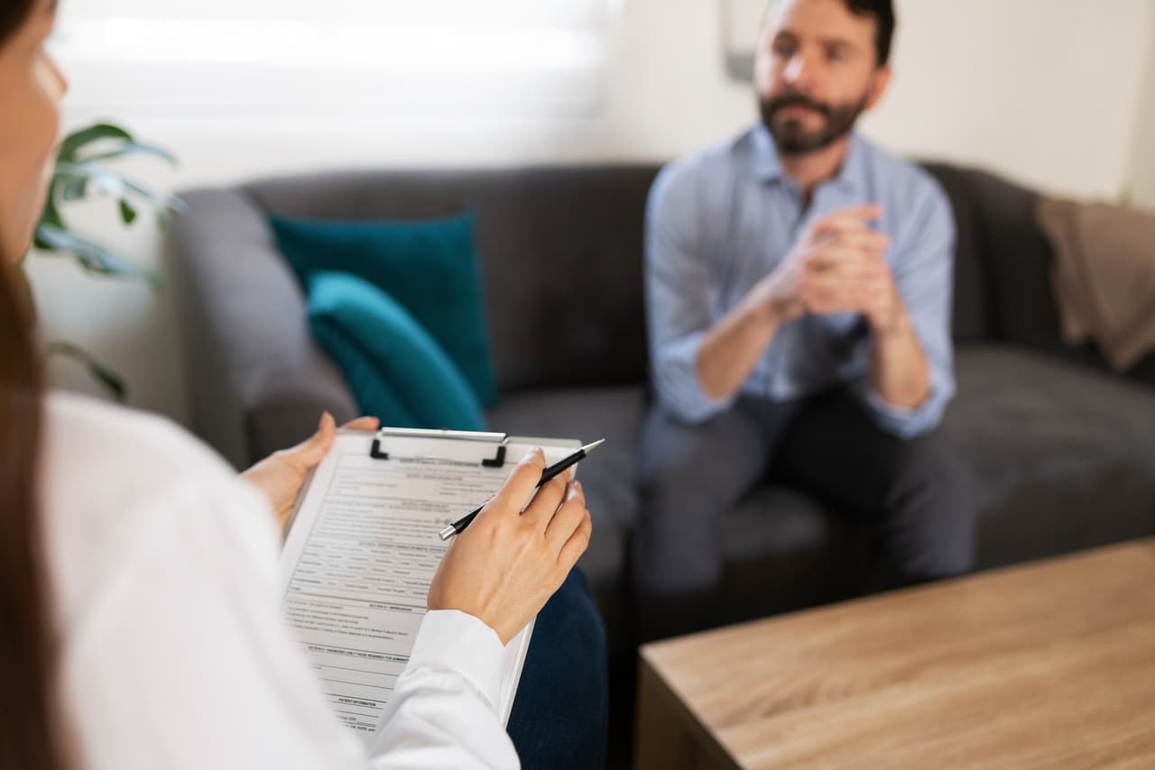 <b>Industria de la salud mental</b>
<br>
<br>Los trabajadores no gerenciales en las oficinas de psicólogos y otros trabajadores de la salud mental han visto aumentar sus ganancias 19% por ciento este año y en total un 30% durante el transcurso de la pandemia. A pesar de esto, pocos se han incorporado a esta industria, donde el empleo solo creció 2% en 2021.
<br>
<br>Es probable que factores como la ansiedad, la depresión y el estrés generado por la pandemia, que aumentó la demanda de estos servicios, también afectó a los profesionales de la salud mental. Según The Washington Post el 40% de los trabajadores en este ramo reportaron agotamiento en septiembre pasado, 
<a href="https://www.washingtonpost.com/business/2021/06/15/industries-with-worker-shortages/"><u>lo que podría haber aumentado durante este año</u></a>.