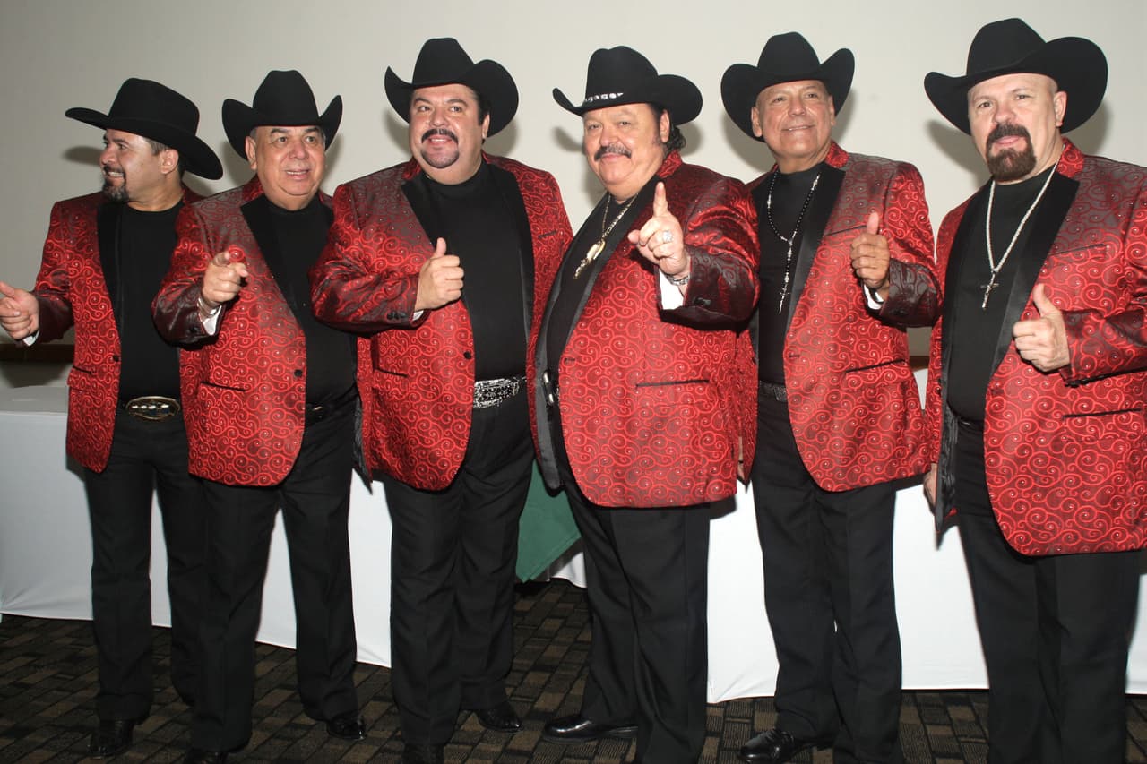 En diciembre del 2009, el cantante Ramón Ayala y su grupo Los Bravos del Norte fueron aprehendidos por las autoridades al cantar en una narcoposada.
