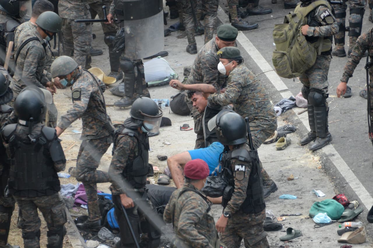 Ayer domingo hubo una fuerte refriega entre uniformados y migrantes en Vado Hondo. Las autoridades dispersaron el grupo momentáneamente.
<b><a href="https://www.univision.com/noticias/inmigracion/nueva-caravana-migrantes-violencia"> “Ayer fue duro. Nos cayeron a golpes y nos tiraron gases, </a></b>p ero afortunadamente no nos hirieron. Mis amigos y yo estamos bien”, dijo uno de los migrantes a Univision Noticias. 
<br>