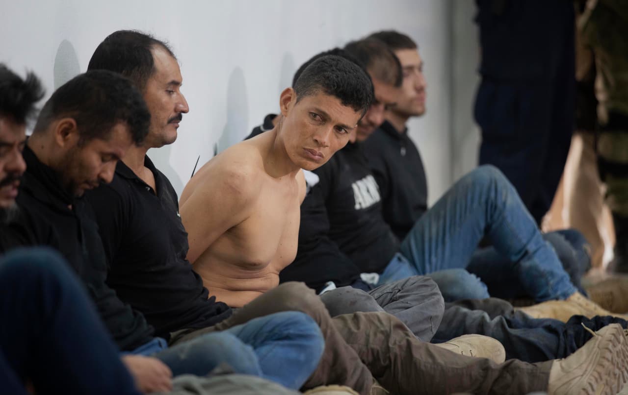 <b>Cómo entraron.</b> Unos 30 hombres llegaron de noche a la residencia presidencial 
<b>vestidos con chalecos de la DEA</b>, la agencia antidrogas de EEUU, y se identificaron falsamente como agentes de ese organismo, según informó el embajador haitiano en Washington, Bocchit Edmond. El Gobierno de Haití, explicó, que tiene en su poder un video que así lo muestra. El embajador Edmond insistió en que no eran agentes de la DEA, sino que se hicieron pasar por ellos para lograr su objetivo. 
<br>
<br>El Departamento de Estado de EEUU, a través de su portavoz Ned Price, 
<b>ha negado cualquier implicación de la DEA </b>en el crimen. 
<a href="https://elpais.com/internacional/2021-07-08/el-cerco-a-los-asesinos-del-presidente-de-haiti-agita-las-calles-de-la-capital.html" target="_blank">Un grupo de 24 agentes estadounidenses llegó el miércoles al país para ayudar</a> con las detenciones y a resolver el caso, según indicó una fuente cercana a Moise al diario 
<i>El País.</i>