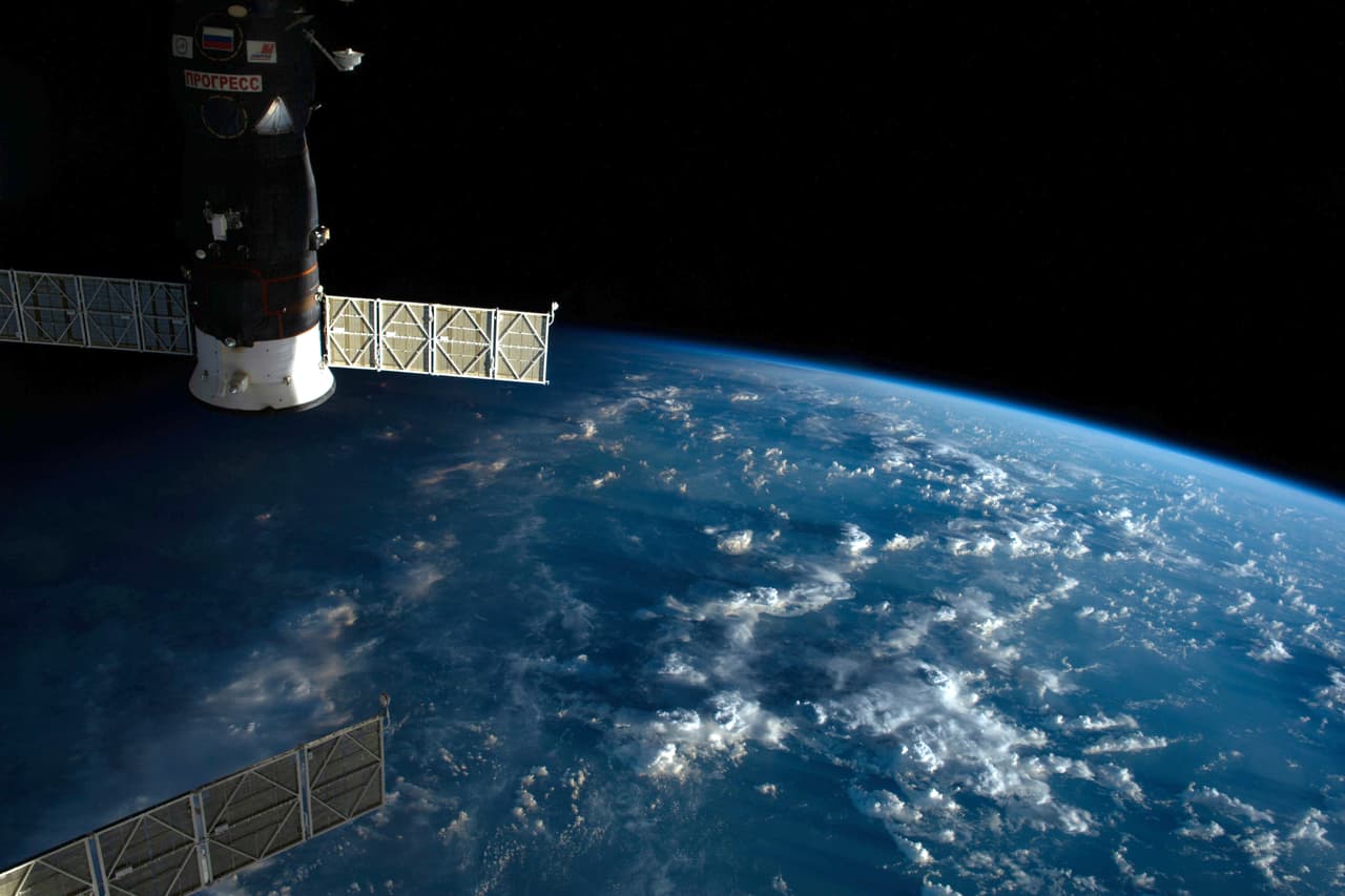 La ISS fue lanzada en 1998 y 
<a href="https://www.nasa.gov/mission_pages/station/main/index.html" target="_blank">ha estado continuamente ocupada desde noviembre de 2000</a>. Junto a esta fotografía, publicada el 23 de mayo, Hague escribió: “Hoy tomó un momento para capturar la belleza de nuestro planeta . Me sorprendió ver las tenues nubes desaparecer en las sombras”.
