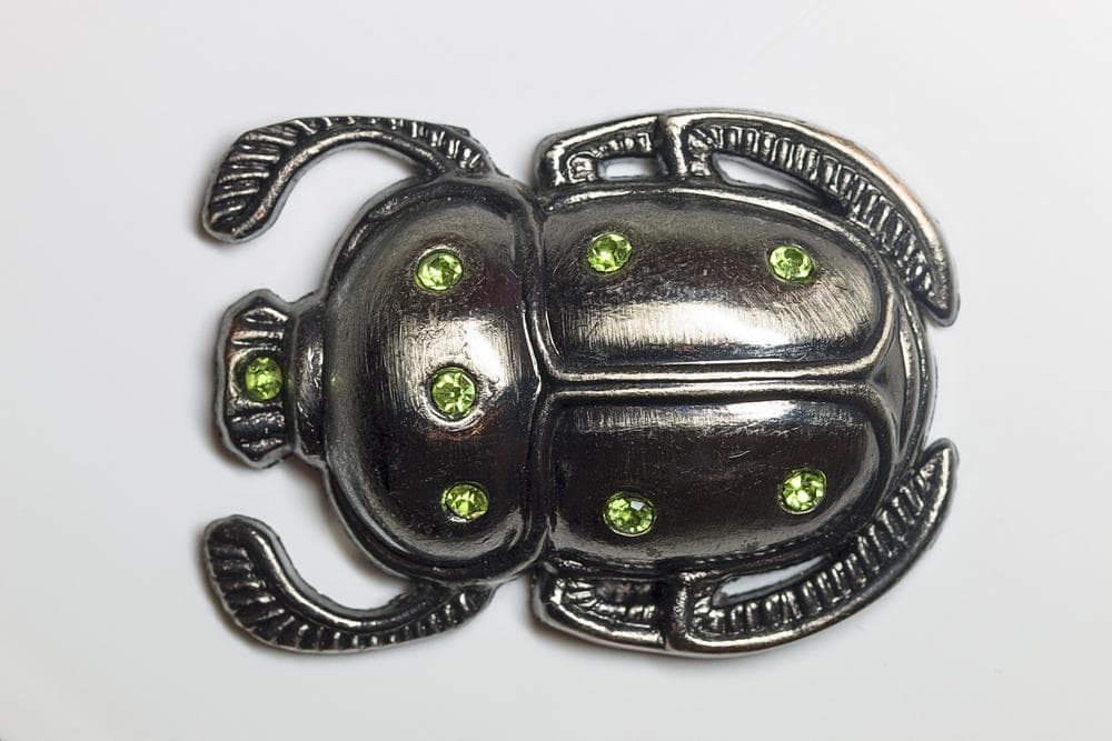 <b>Escarabajo</b>
<br>Este insecto aparece en jeroglíficos, estatuas y esculturas desde el Antiguo Egipto. Su forma se relacionaba con el dios Jeprien (cuerpo humano y cara de escarabajo), aunque está más asociada al escarabajo como el Ra, creador del universo. Según la creencia popular actual el amuleto se especializa en proteger contra las enfermedades y la muerte. Además, en caso de que la muerte llegase, se colocaba en las momias como signo de resurrección.