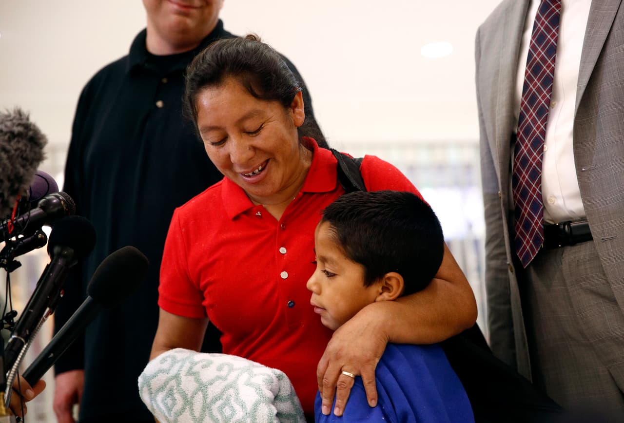La guatemalteca 
<b><a href="https://www.univision.com/shows/noticiero-univision/la-historia-de-separacion-familiar-de-la-madre-guatemalteca-que-pudo-reencontrarse-con-su-hijo-video">Beata Mariana de Jesús Mejía-Mejía</a></b> abraza a su hijo de 7 años 
<b>Darwin Micheal Mejía</b> en una conferencia de prensa tras su reencuentro en el aeropuerto internacional de Baltimore n Maryland. Ellos se reunieron el viernes 22 de junio tras haber estado separados más de un mes y medio.