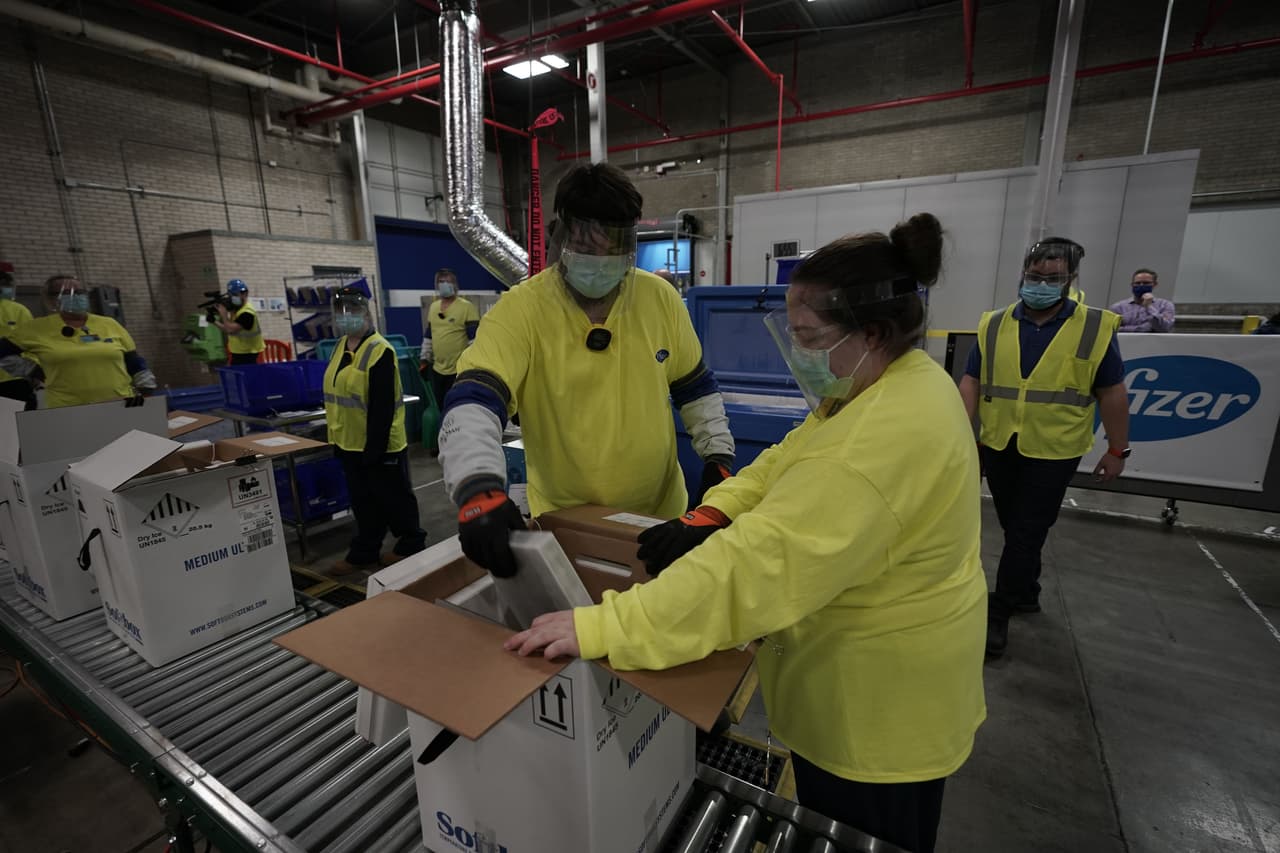 Desde el lunes y durante esta primera semana se espera administrar 
<a href="https://www.univision.com/local/san-francisco-kdtv/3-grupos-que-recibiran-vacuna-contra-coronavirus-area-de-la-bahia">2.9 millones de dosis en todo el país</a>
<b> </b>y mantener progresivamente aumentando el número de dosis hasta los 40 millones a finales de este mismo mes. En la imagen, trabajadorers de Pfizer alistan los primeros cargamentos de la vacuna para ser despachados a los principales aeropuertos del país.