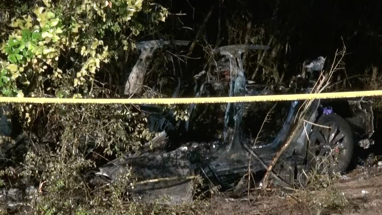 El hallazgo de donde estaban las víctimas hizo especular que posiblemente el auto estaba siendo conducido con el piloto automático. Sin emabrgo, Elon Musk rechazó esa teoría.