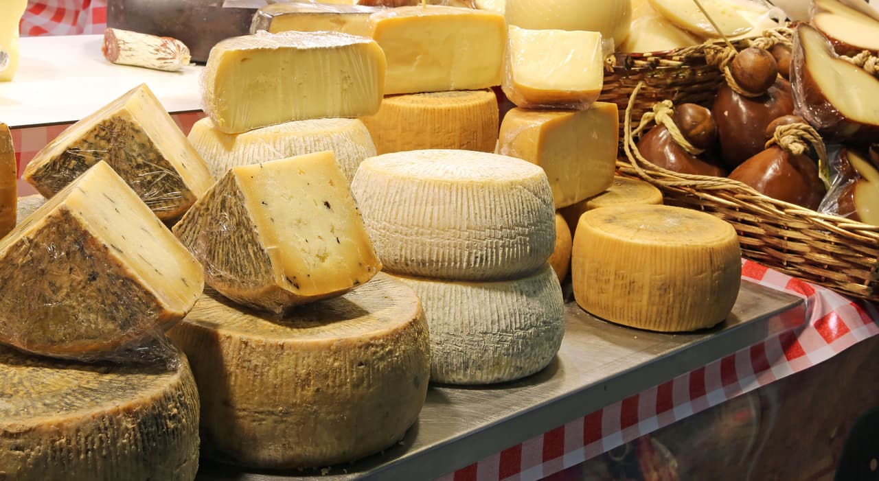 <b>Puesto 7. Queso</b>
<br>
<br>Emisión de gases de efecto invernadero para producir un kilogramo de producto: 23.9 kilogramos de CO2.
<br>
<br>Tierra necesaria para producir un kilogramo de producto: 87.8 metros cuadrados.
<br>
<br>Agua dulce necesaria para producir un kilogramo de producto: 5,605.2 litros.
<br>