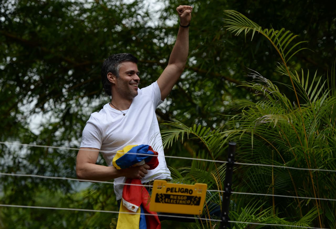 En la madrugada del 8 de julio de 2017 el Tribunal Supremo de Justicia le concede a Leopoldo López una "medida humanitaria" de arresto domiciliario para terminar su condena en casa, por supuestos "problemas de salud".