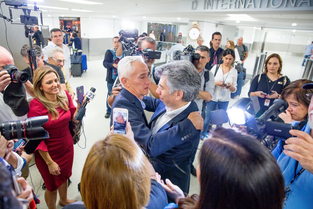 “Nuestra compañera, la vicepresidenta de asignaciones María Martínez logró llamar al presidente de Univision Noticias, Daniel Coronel, y en pocos segundos le contó lo que estaba pasando. Unos minutos después nos dimos cuenta de que había una alerta en redes sociales que hizo cambiar de actitud a los funcionarios”, agregó. En la fotografía Ramos saluda a Coronell, tan pronto terminaron las entrevistas en el aeropuerto.