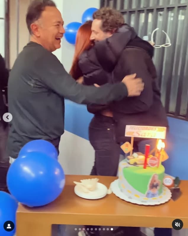 Mientras sonaba la tradicional canción, Sara Corrales recibió el abrazo del histrión mexicano, momento que quedó capturado.