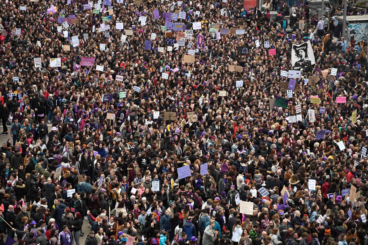 Tras las concentraciones en los barrios, tuvo lugar una gran marcha general en Madrid, una de las ciudades en donde más convocatoria tiene esta celebración.