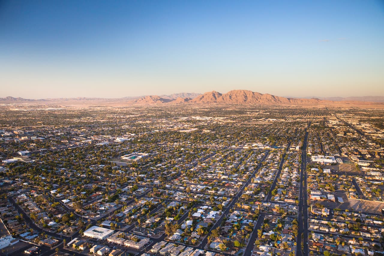 <b>Nevada: Las Vegas. – Obtuvo 68.04 de 100 puntos dentro de las mejores ciudades de clase media para vivir.</b> Esta ciudad es más que casinos, apuestas y vida de noche. Lejos de las luces de neón y vidas alocadas, esta ciudad ofrece a sus residentes agradables comunidades suburbanas, restaurantes de clase mundial y hermosos parques parque disfrutar las tardes. Las instituciones culturales como el Centro Smith para las Artes Escénicas y numerosos museos ofrecen alternativas tranquilas de entretenimiento.
<br>