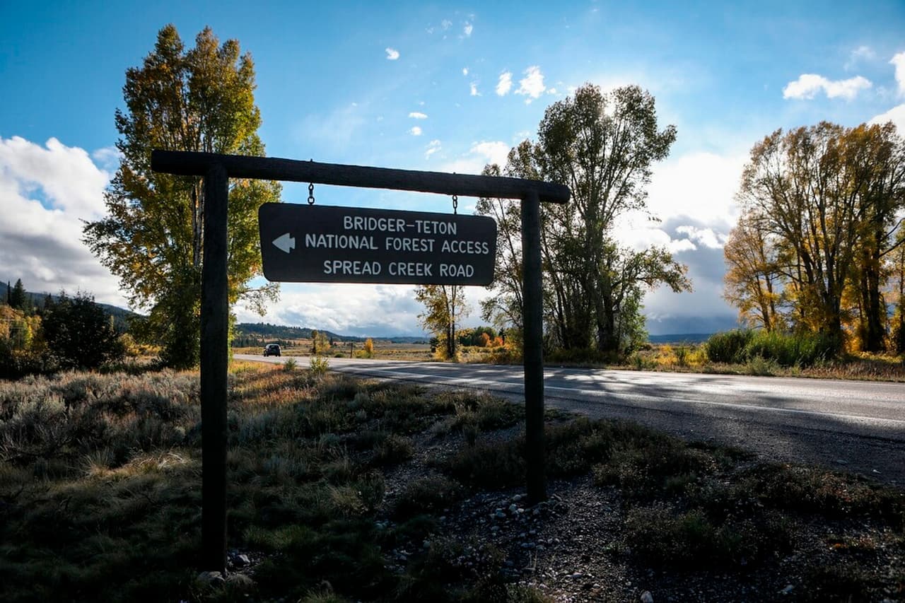 <h3 class="cms-H3-H3">Trágica confirmación</h3>
<br>
<br>La oficina del FBI en Denver informó este martes que los restos hallados el domingo 
<a href="https://www.univision.com/noticias/sucesos/la-autopsia-de-gabby-petito-muerte" target="_blank">correspondían a los de Gabby Petito</a>, y añadió que la causa de muerte es homicidio. En la imagen, un letrero en el Parque Nacional Grand Teton, donde fue encontrado el cadáver de la joven.