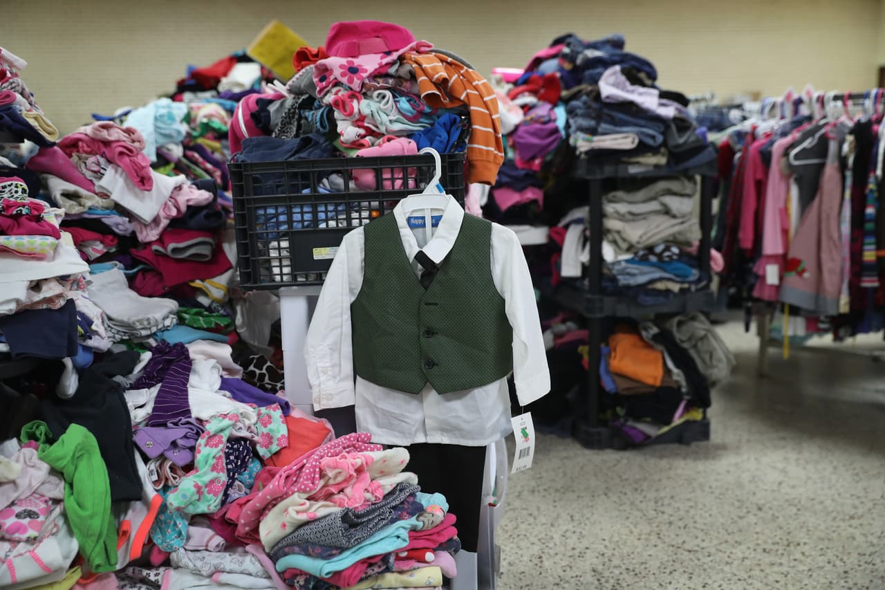 El centro de ayuda a inmigrantes de la Iglesia Católica del Sagrado Corazón, es un centro de acopio de donaciones de ropa para los indocumentados.
