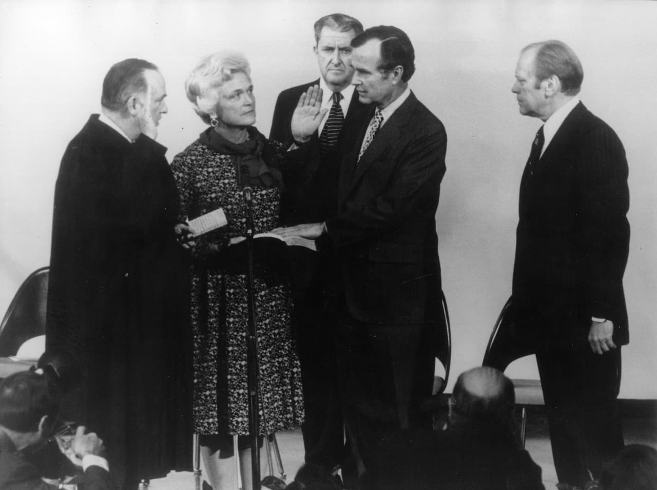 El 3 de febrero de 1976, George Bush tomó su juramento como director de la CIA (Agencia Central de Inteligencia). Con una biblia en manos de su esposa Barbara Bush, juró, con el presidente estadounidense Gerald Ford.