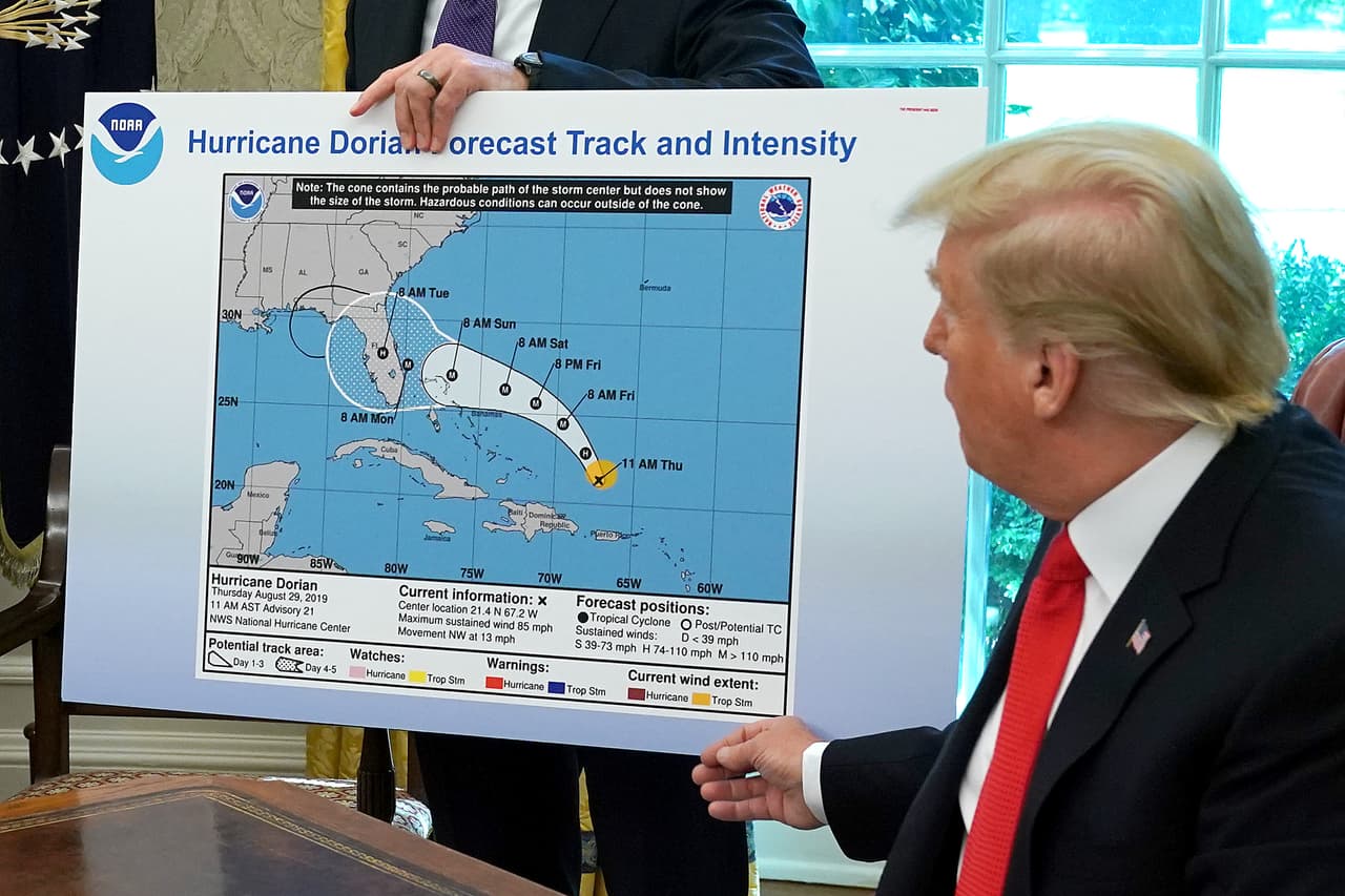 <b>El cono de impacto del huracán "corregido": </b>Cuando el huracán Dorian se acercaba peligrosamente a la costa de Florida en septiembre de 2019, Trump advirtió erróneamente vía Twitter que Alabama se vería afectada. Aunque minutos después el Servicio Meteorológico Nacional expresó que el estado sureño no vería ningún impacto el presidente no se retractó. Para sostener su teoría 
<a href="https://www.univision.com/noticias/politica/trump-usa-un-mapa-de-la-trayectoria-de-dorian-alterado-con-un-sharpie-para-no-admitir-que-se-habia-equivocado">mostró uno de los mapas de los pronósticos originales del gobierno, pero en el que se incluyó a Alabama en el área de peligro</a> con un improvisado círculo en marcador negro.