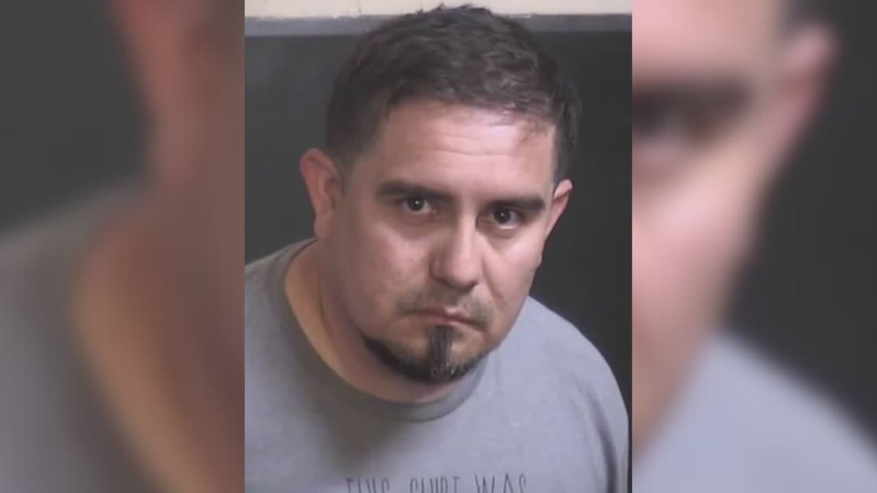 Entrenador de fútbol escolar es detenido por posesión de material de abuso sexual infantil