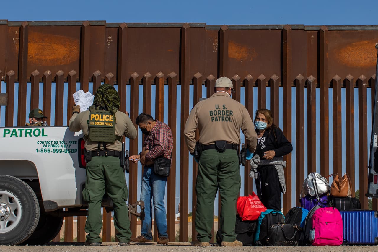 Exigen al gobierno recortar el presupuesto que ICE usa para "atacar, encarcelar y deportar" migrantes