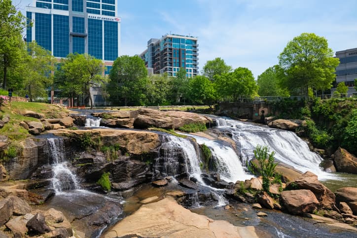 <b>10. Greenville, Carolina del Sur. </b>Con un puntaje total de 79.43 en la escala que emplearon, esta ciudad es pésima para las alergias debido a sus altos índices de polen de pasto y de maleza, lo que explica la venta superior al promedio de antihistamínicos y la gran cantidad de consultas a alergólogos.