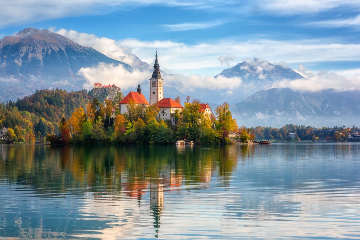 <h3 class="cms-H3-H3">Eslovenia</h3>
<br>
<b>Categoría:</b> Naturaleza
<br>
<br>Este país balcánico es líder desde hace mucho tiempo en turismo sostenible. Además, ha creado nuevas rutas gastronómicas para hacer en bicicleta que pasan por granjas, viñedos, queserías y otros productores de alimentos.