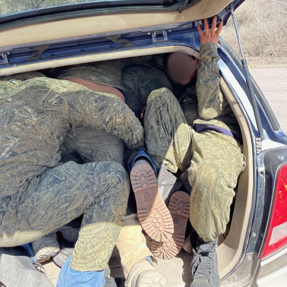 El automóvil familiar fue ubicado en Río Rico, Arizona; el conductor y el pasajero del mismo, también migrantes, intentaron escapar, pero luego fueron arrestados.