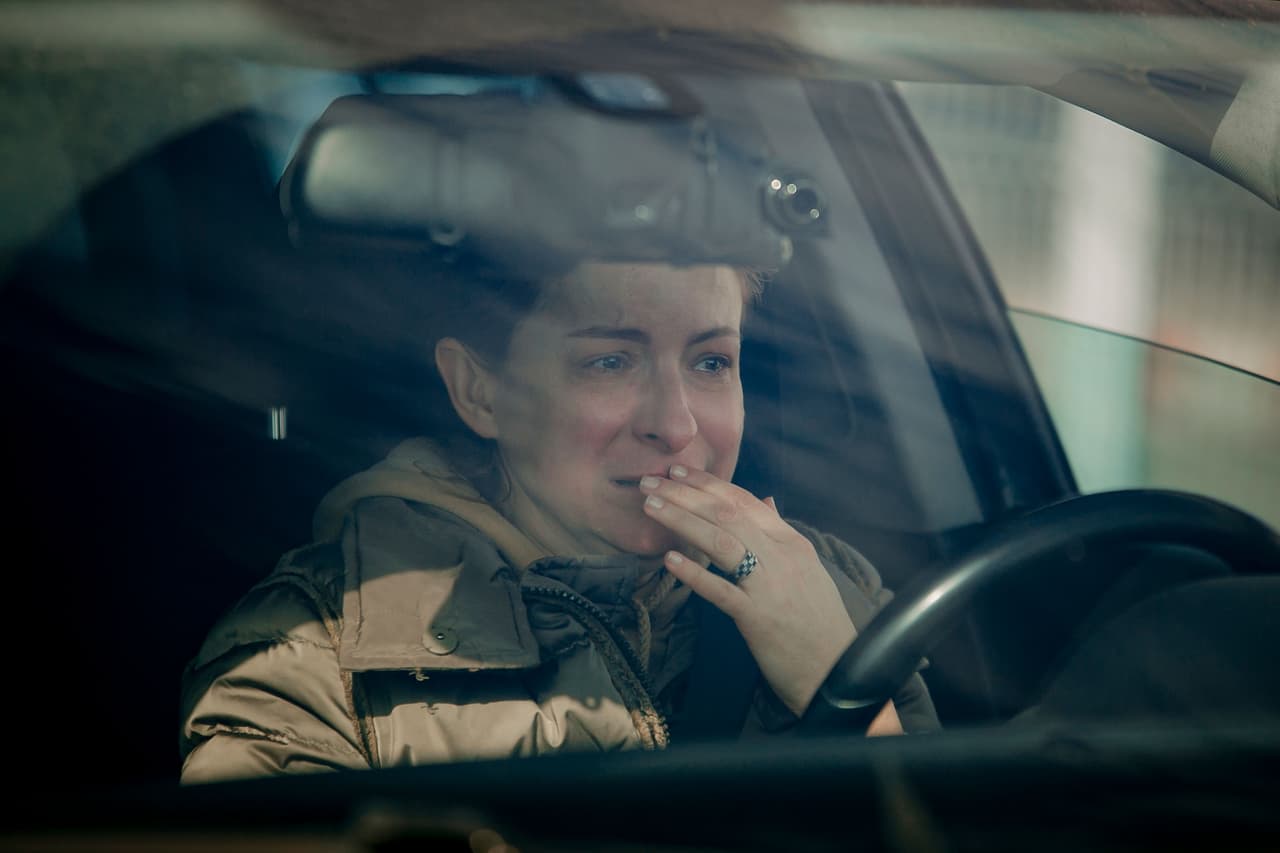 Una mujer llora en su automóvil después de cruzar la frontera hacia Rumania en Sighetu Marmatiei, el 25 de febrero. “Aunque en los próximos días el flujo de personas de Ucrania crezca recibiremos a todos los que nos pidan ayuda”, dijo la presidenta de Moldavia, la reformista y pro-occidental Maia Sandu.
<br>