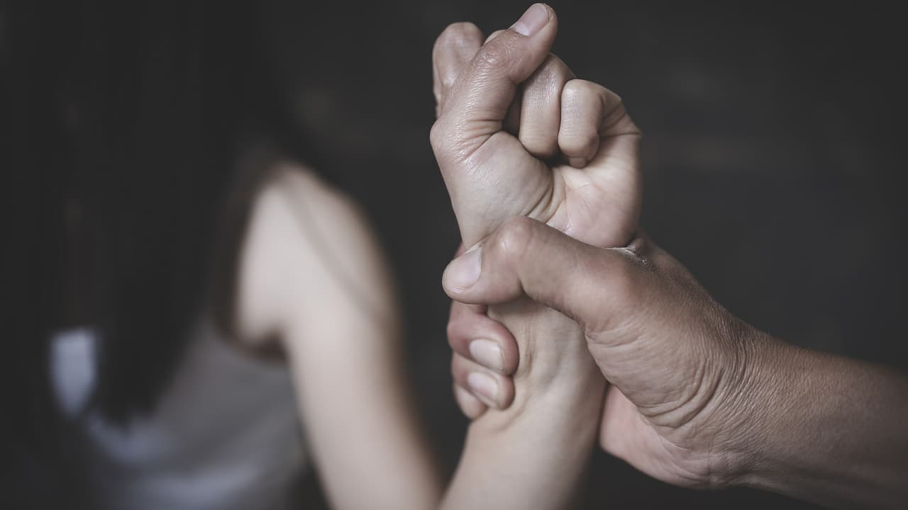 En Arizona, cada tres días muere una persona en un 
<b>incidente relacionado con violencia doméstica,</b> según la 
<a href="https://arizonasurvivors.org/" target="_blank">ACESDV</a> y Doméstica, por lo que te compartimos recursos de ayuda para víctimas de violencia en el hogar.