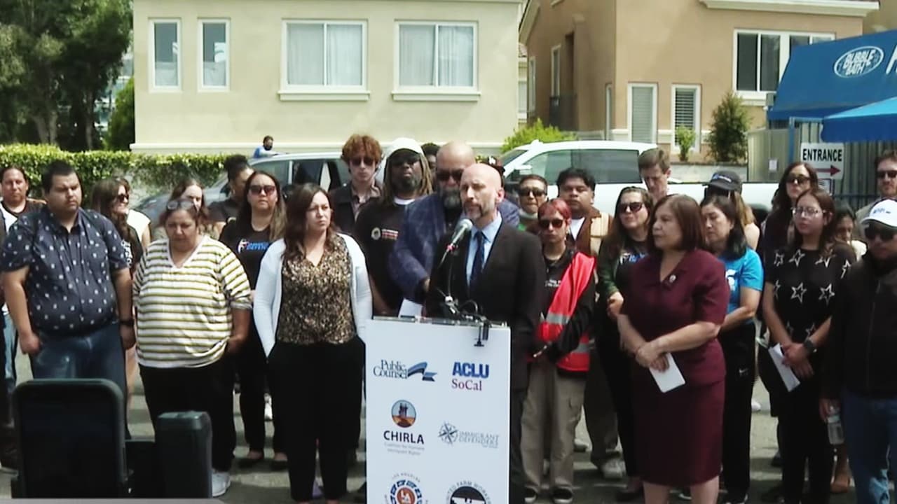 Demandan a ICE por detener migrantes sin orden judicial ni justificación aparente