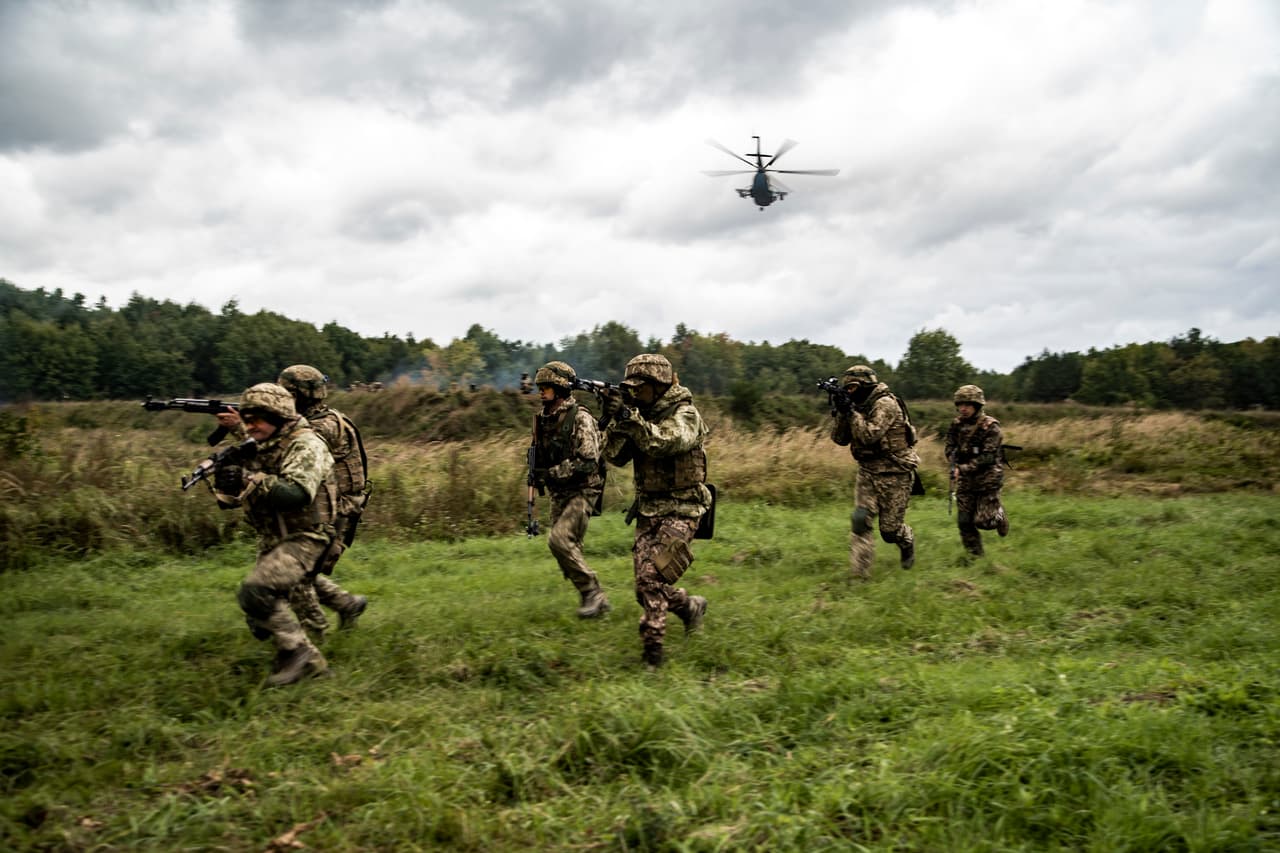 Soldados de infantería ucranianos durante un ejercicio de entrenamiento multinacional, Rapid Trident 2021, en una base militar cerca de Yavoriv, en el oeste de Ucrania, en 2021.
