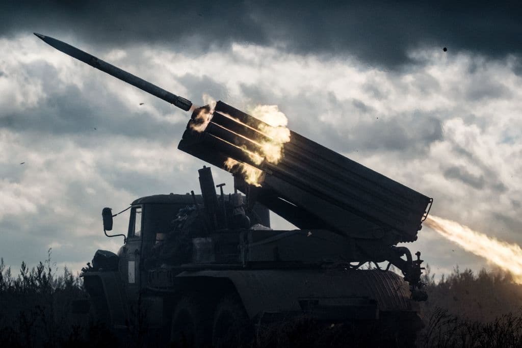 La artillería sigue desempeñando un papel crucial en la 
<a href="https://www.univision.com/temas/conflicto-ucrania-y-rusia">guerra entre Rusia y Ucrania</a>, con artilleros de unidades como la 14ª Brigada Mecanizada que salen de su cobertura a lanzar salvas de proyectiles y cohetes para hostigar a las unidades rusas. Mira también: 
<a href="https://www.univision.com/noticias/mundo/artilleria-mayor-alcance-ucrania-lucha-expertos">La llegada de artillería de mayor alcance a Ucrania puede cambiar la guerra, afirman expertos </a>