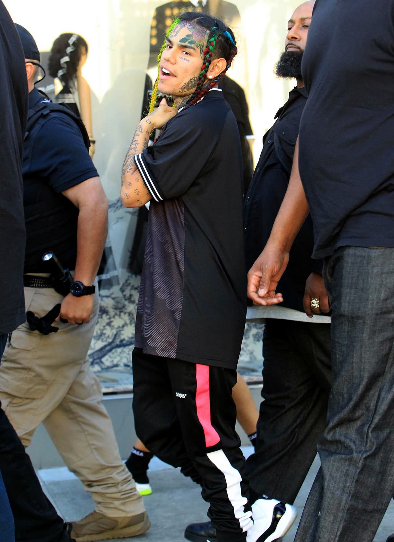 Un juez federal negó la prisión domiciliaria a Tekashi 6ix9ine por lo que deberá pasar el resto de sus 24 meses de condena en la cárcel, reportó este martes 
<a href="https://www.tmz.com/2020/01/21/tekashi6ix9ine-judge-denies-home-confinement-request/" target="_blank">TMZ</a>.