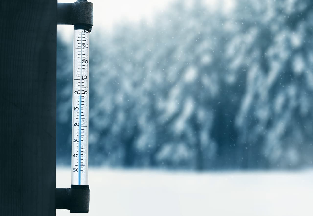 Ten un termómetro ambiental o una aplicación para
<b> monitorear el clima</b>. La capacidad de sentir el cambio de temperatura disminuye con la edad (especialmente a partir de los 65 años).