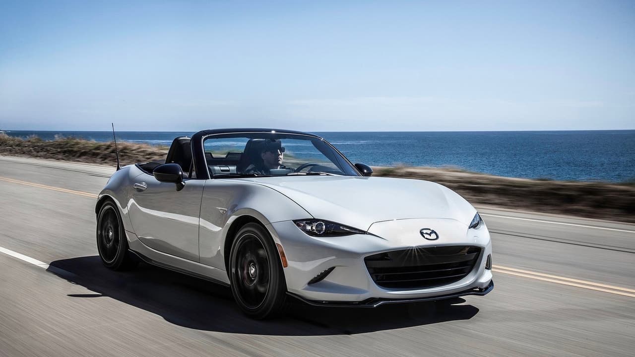 <h3 class="cms-h3-H3">4. Mazda MX-5 Miata</h3>
<br>Aparte de ser uno de los automóviles 
<b>con mejor manejo que se puede adquirir por menos de 100,000 dólares</b> (su precio inicial es de 25,730 dólares) el Miata proporciona una impresionante economía de combustible de 34 millas por galón en circuito combinado. Consumer Reports recomienda optar por la transmisión manual que tiene una palanca cuya operación la publicación describe como "un deleite". Consumer Reports continúa los elogios para el pequeño roadster describiendo a su dirección como "rápida y precisa", y dice que gracias a ella el Miata tiene una 
<b>maniobrabilidad sublime </b>en curvas. Pero no todo es perfecto en el pequeños convertible, cuya macha la publicación tilda de rígida al punto de fatiga en viajes largos y cuyos asientos son descritos como 'faltos de soporte".
