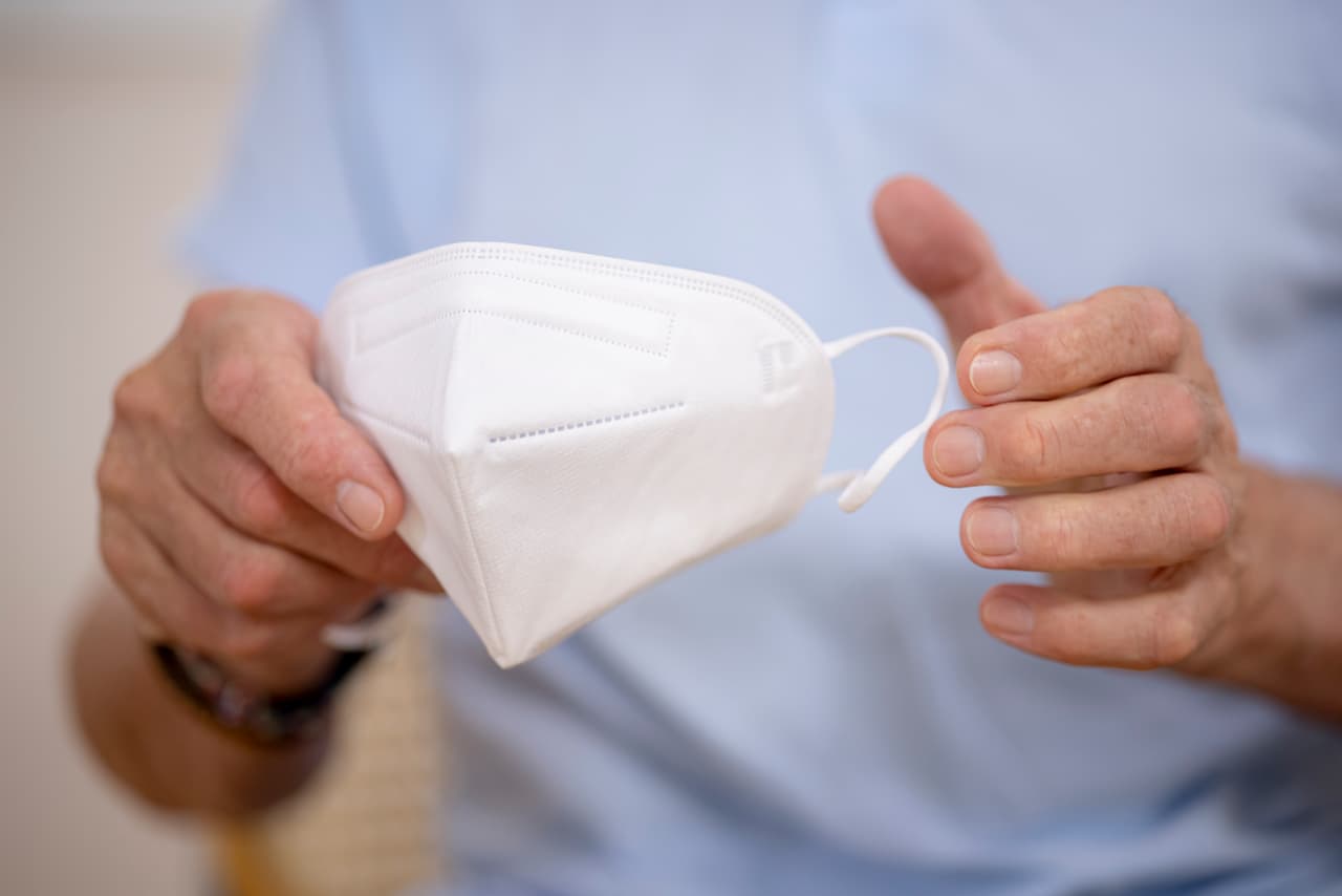 ¿Puede tu mascarilla frenar la variante ómicron del coronavirus? 
