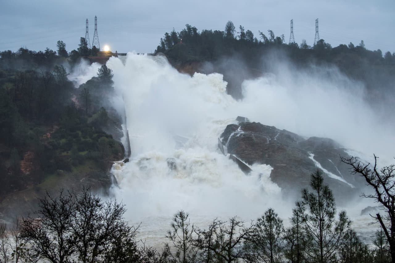 <b>Inundaciones en California </b>(del 8 al 22 de febrero de 2017). Tras fuertes lluvias, se ordenó la evacuación de 188,000 personas ante la posibilidad de que un desagüe de emergencia de la represa Oroville colapsara. Las precipitaciones causaron estragos en el centro y norte del estado. En San José, el Coyote Creek se desbordó, dejó bajo el agua a vecindarios y más de 10,000 evacuados. Una 
<a href="https://apnews.com/f5f09a300d394900a1a88362238dbf77" target="_blank">investigación de la agencia de noticias AP</a> encontró que al menos 1,680 represas en 44 estados y Puerto Rico representan un peligro, pues inspecciones han encontrado que están en condiciones pobres o insatisfactorias. 
<b>Costo estimado: 1,600 millones de dólares.</b>